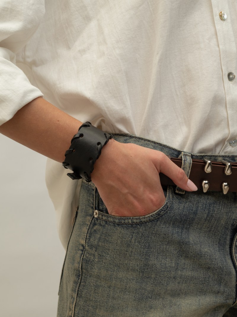 INDIRA brazalete negro